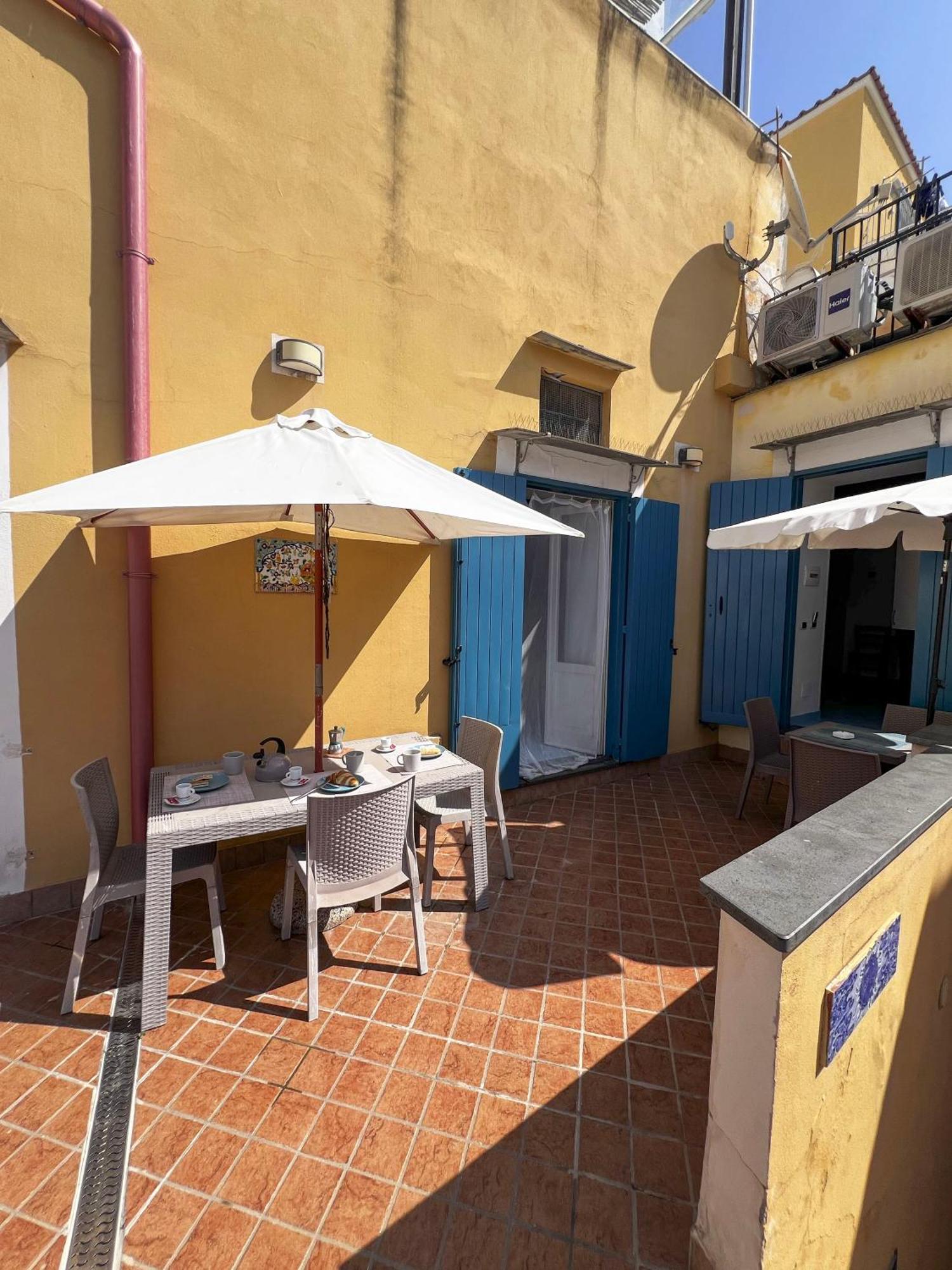 De Lamartine A Marina Di Corricella Procida Exterior photo