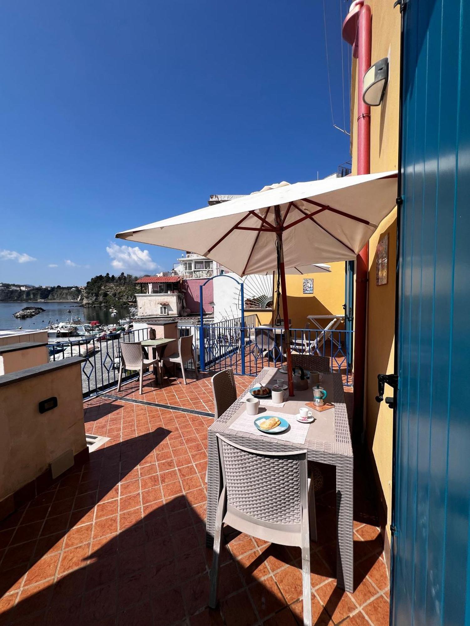 De Lamartine A Marina Di Corricella Procida Exterior photo
